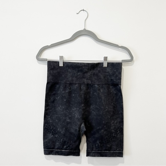 Wildfox Acid Wash Seamless High-Rise Bike Shorts Black Sporty Pull-On M - Picture 3 of 8